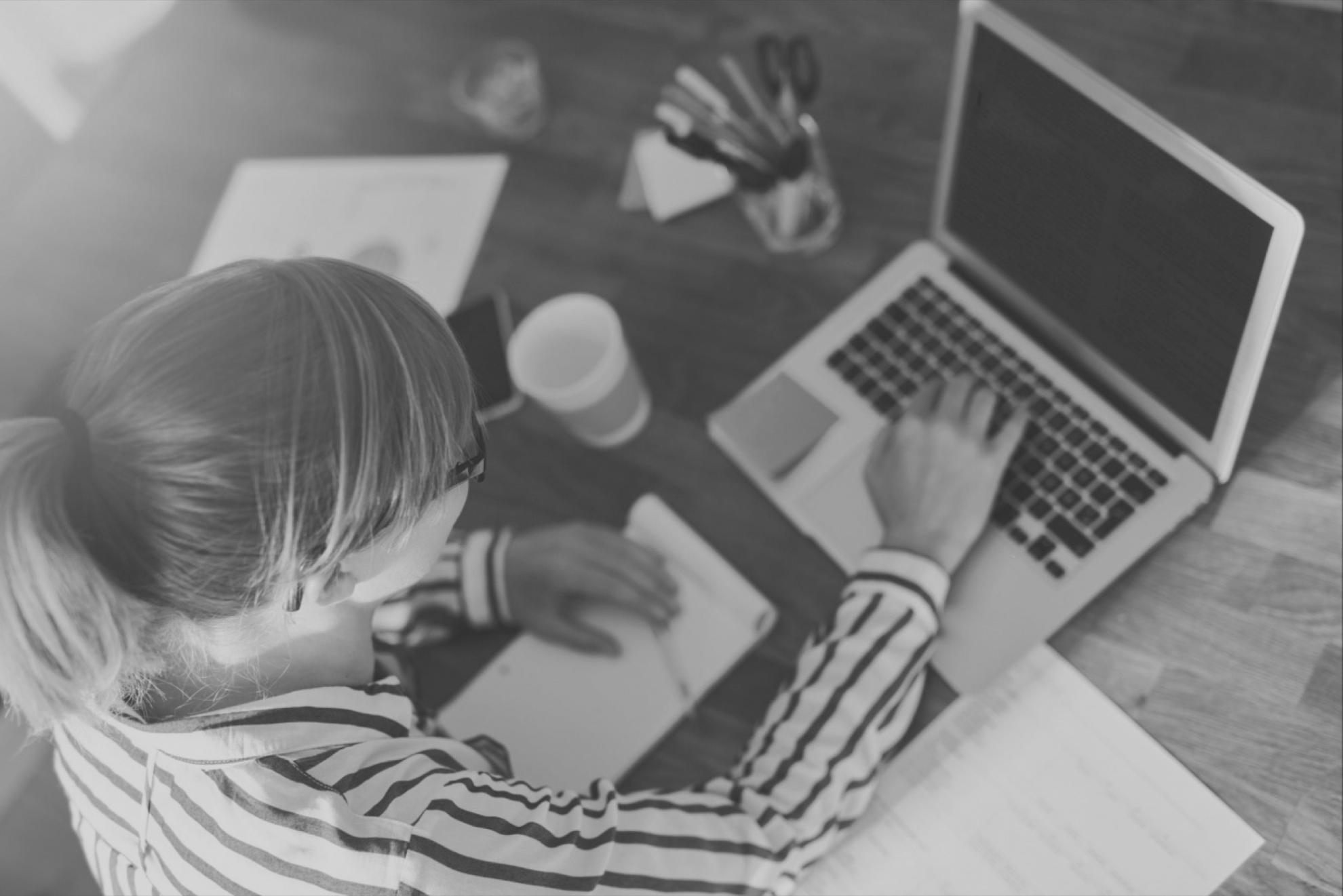 Equipo de análisis financiero trabajando con datos de mercado